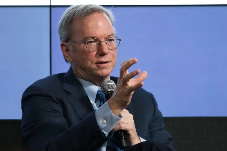 Intelligence artificielle : Eric Schmidt veut un "not-Eric" à sa disposition