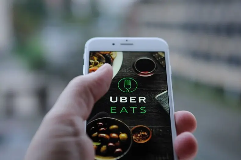 Après la livraison, Uber Eats lance son service « à emporter » sur Paris