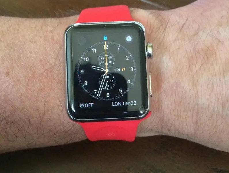 Will Carling dévoile son Apple Watch avec un bracelet rouge sport... qui n'existe pas (encore)