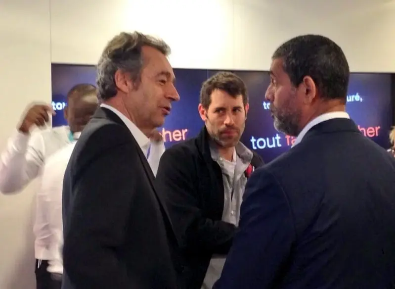 Michel Denisot et Jalil Lespert prennent leur iPhone 5s aux Champs-Élysées