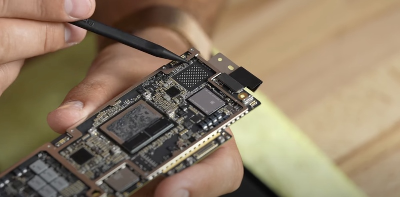 MacBook Air M2 : une seule puce mémoire pour le SSD 256Go (De l'UWB ?)