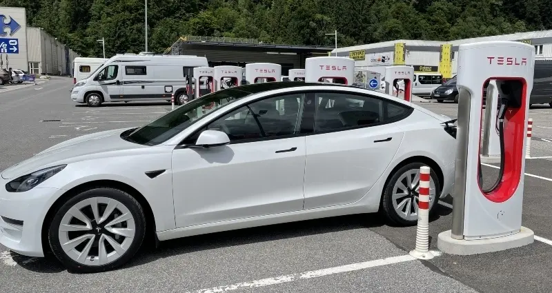 Après 317 000 Km et de la charge rapide, cette Tesla Model 3 française va vous étonner !