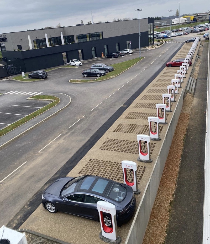 VE : Fastned, énorme SuperCharger à Beaune, des bornes à Carrefour et Model Y français
