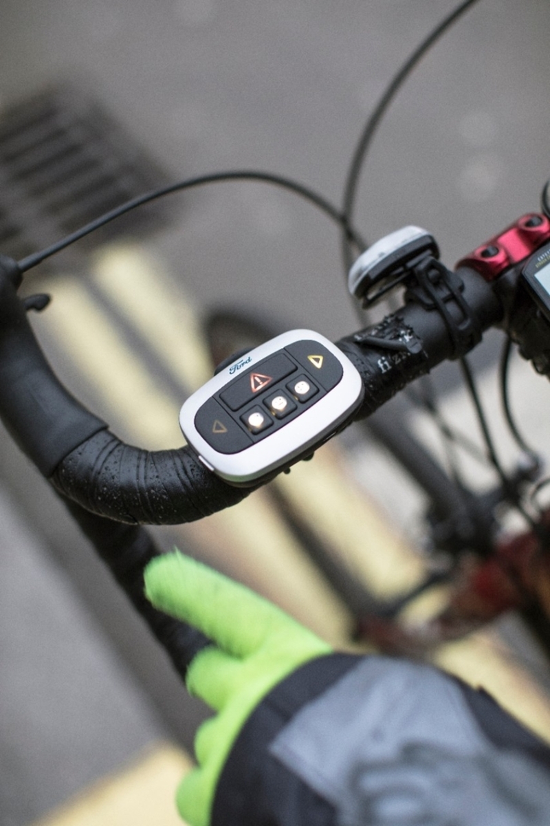 Illustration : Ford invente une veste 2.0 pour les vélos/trottinettes