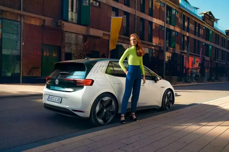 L'avance logicielle de Tesla donne des "maux de tête" au patron de Volkswagen