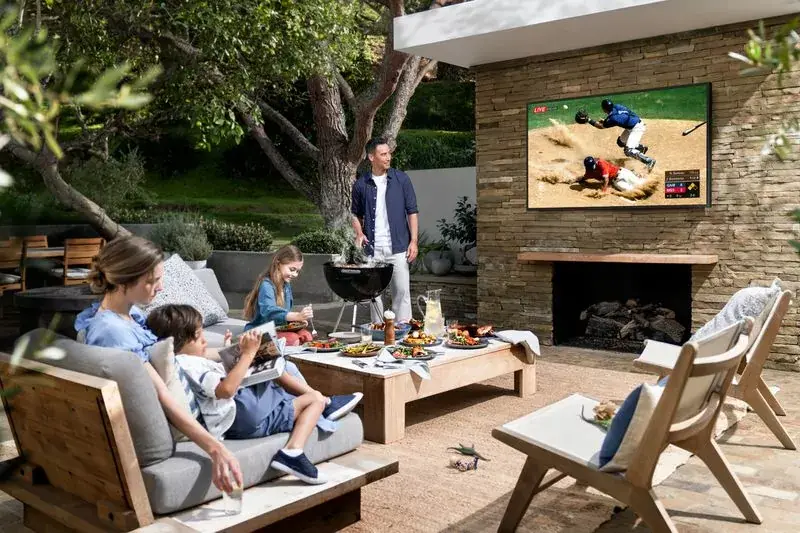 Samsung The Terrace : une TV QLED UHD pour l'extérieur AirPlay 2, IP55 et 2000 nits