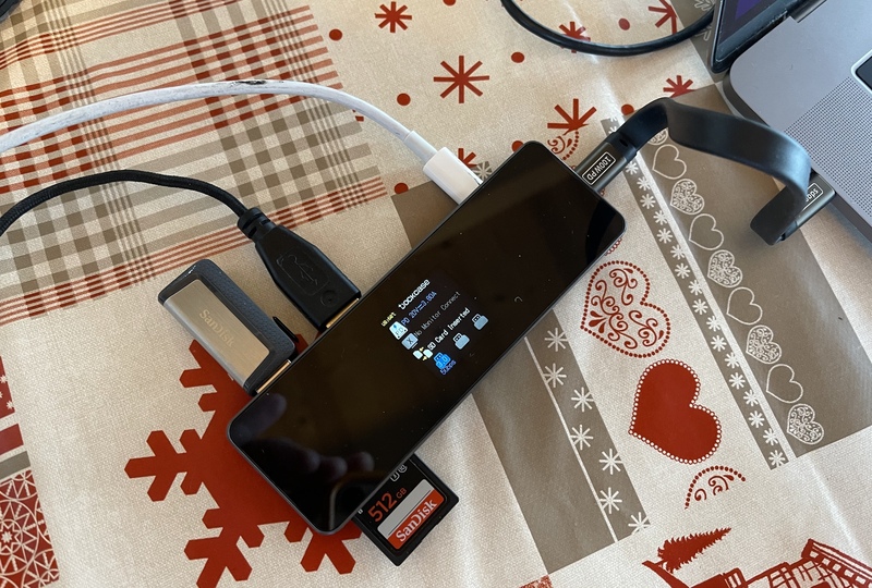 Illustration : Un dock USB C avec un écran (vitesse, puissance, HDMI 60Hz, USB 10Gbps)- DockCase