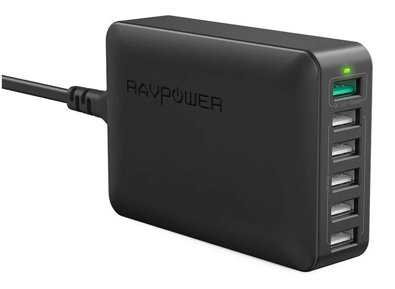 Illustration : Promos : hub USB-C 8-en-1 à 30€, chargeur 60W 6 ports USB à 20€, écouteurs à 20€