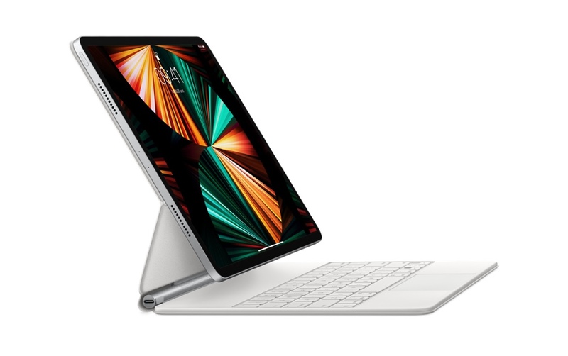 Illustration : L'ajustement entre le Magic Keyboard 2020 et l'iPad Pro M1 12,9" montré en vidéo