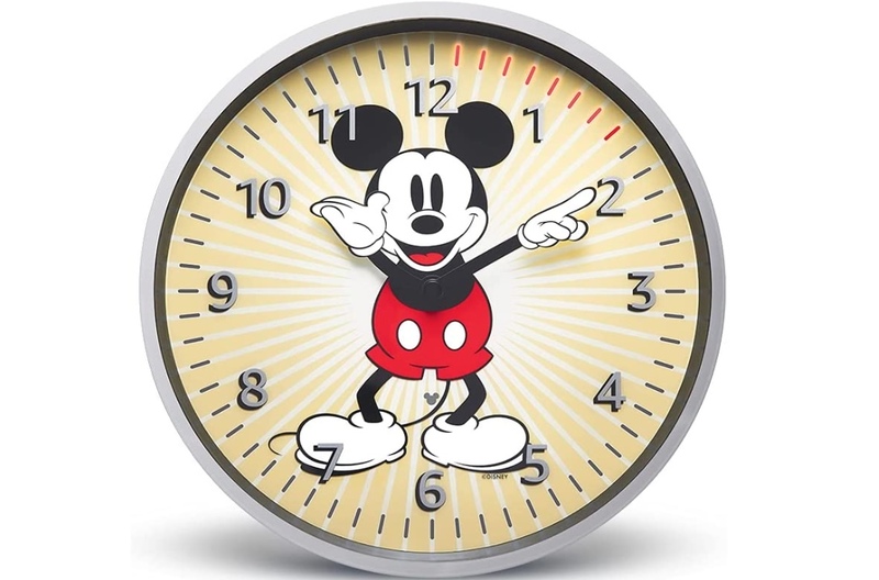 Illustration : Une Echo Wall Clock Mickey Mouse et un support Star Wars pour Echo Dot chez Amazon