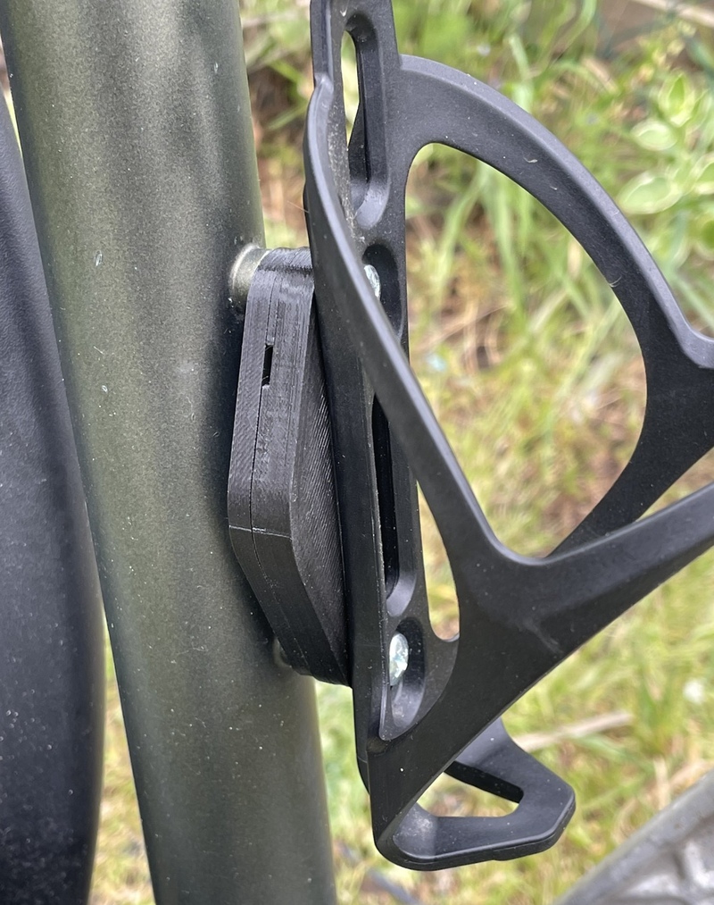 Illustration : Un support de porte-bidon de vélo qui accueille les AirTags (10€, made in France)