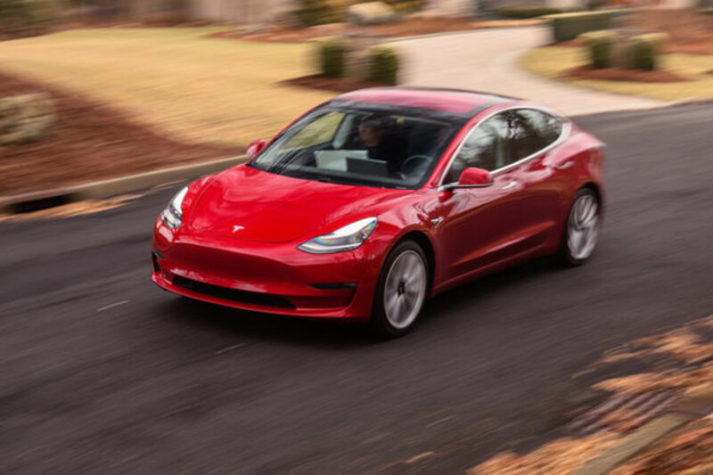 Illustration : VE : en 2021, la Tesla Model 3 devant la Renault Zoé en France, Peugeot juste derrière