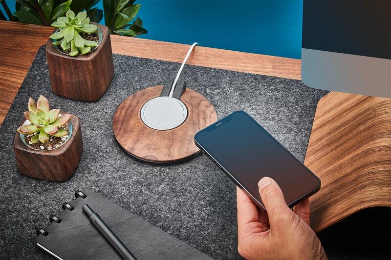Illustration : iPhone 12 : un dock compatible Magsafe en érable ou noyer