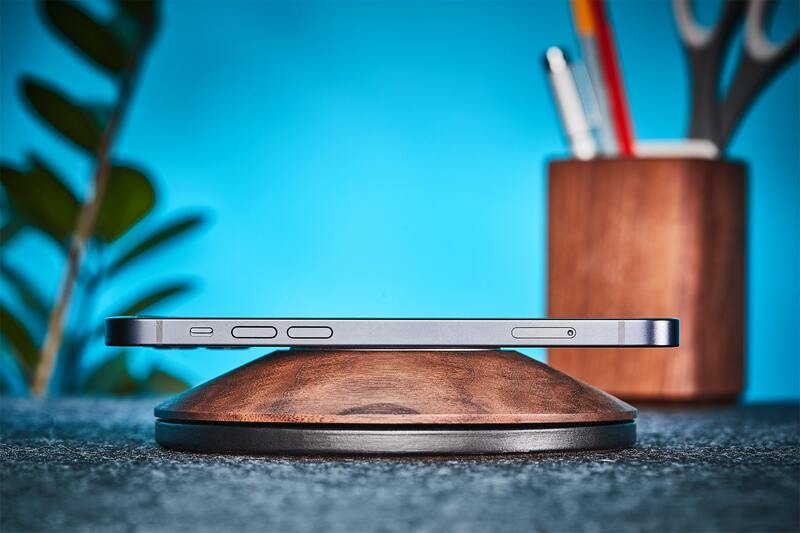 Illustration : iPhone 12 : un dock compatible Magsafe en érable ou noyer