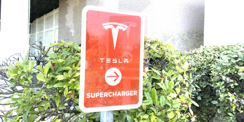 Illustration : Tesla cartonne ce trimestre et Elon Musk critique vivement la "prison dorée" d'Apple