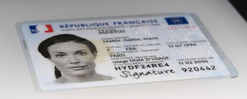 Illustration : France : nouvelle carte d'identité numérique (CEV, puce, données biométriques)