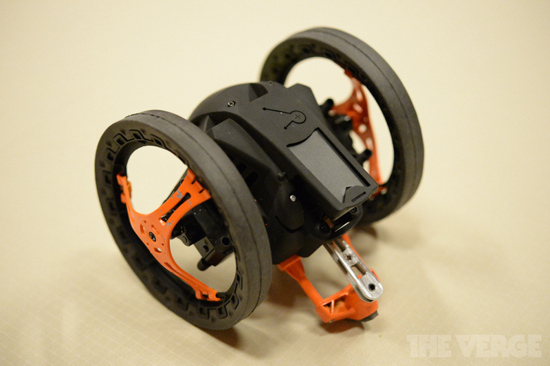 Illustration : CES : Parrot lance un mini-Drone et un véhicule à deux roues... qui saute !