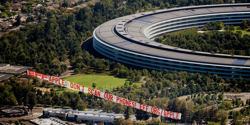 Illustration : Des opposants au scan de l'iPhone survolent l'Apple Park (avec un petit message)