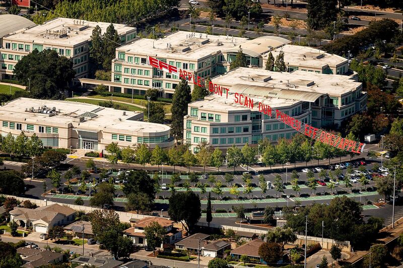 Illustration : Des opposants au scan de l'iPhone survolent l'Apple Park (avec un petit message)