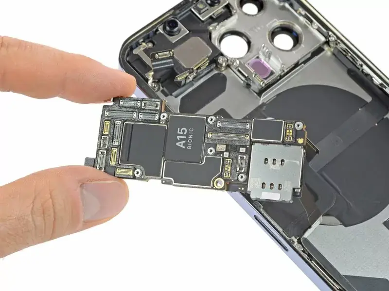 Démontage d'iPhone 13 : quelques bonnes et mauvaises surprises pour la réparation