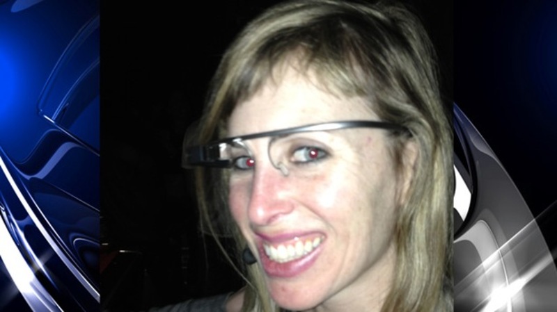 Illustration : Elle se fait agresser dans un bar parce qu'elle porte des Google Glass