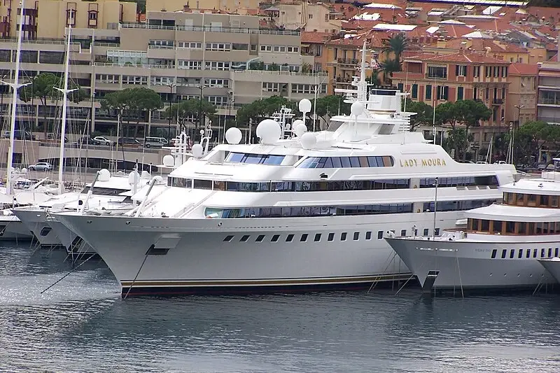 Quand le Yacht de Steve Jobs se crashe dans un célèbre navire ! (vidéo)