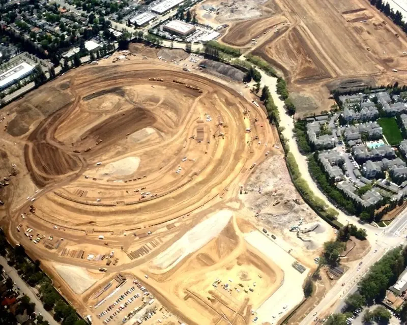 Une photo aérienne du chantier du Campus 2 d'Apple