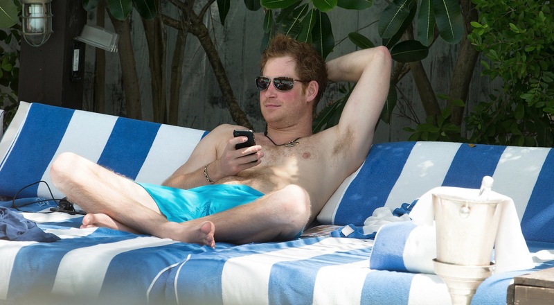 People : le Prince Harry est célibataire et Abbey Clancy se fait peloter les fesses
