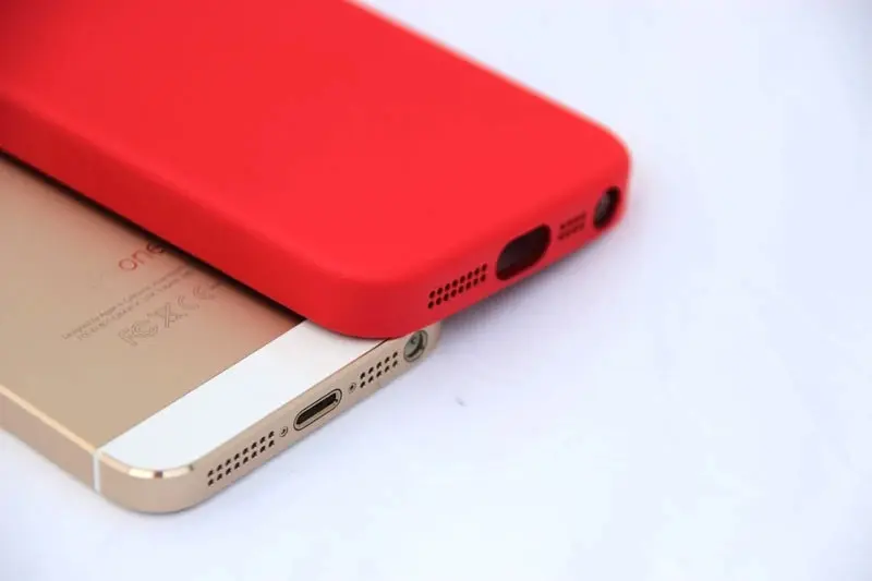 Apple fait disparaitre les coques en cuir colorées de l'iPhone 5s et... c'est pas plus mal !