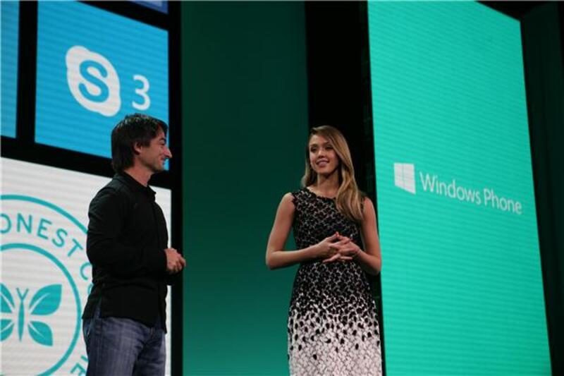 Illustration : Jessica Alba a vendu son âme à Windows Phone 8 (et un peu de sa crédibilité)