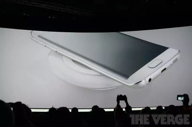 Keynote : Samsung trolle et pille Apple pour faire oublier la banalité de ses Galaxy S6/Edge