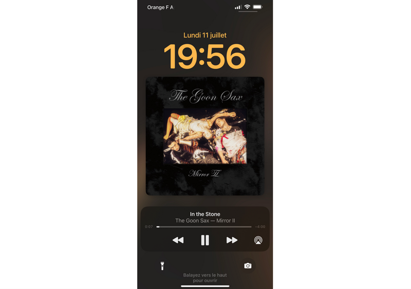 iOS 16 affiche désormais le morceau ou l'émission en grand sur l'écran verrouillé