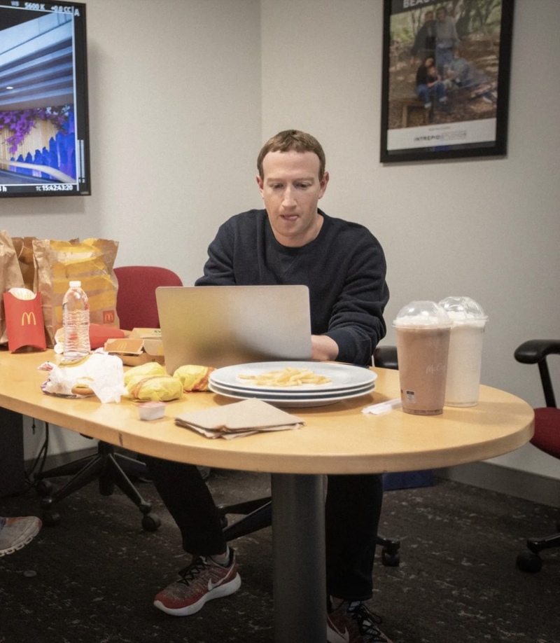 Pourquoi Mark Zuckerberg a-t-il retouché la Pomme de son MacBook sur cette photo ?