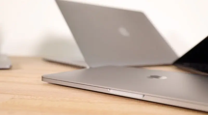 Maintenant des MacBook Air et MacBook Pro 13" M2 chez B&H : un employé dément