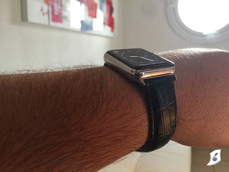 Illustration : Prise en main du BandClip, des attaches pour adapter des bracelets classiques à l'Apple Watch