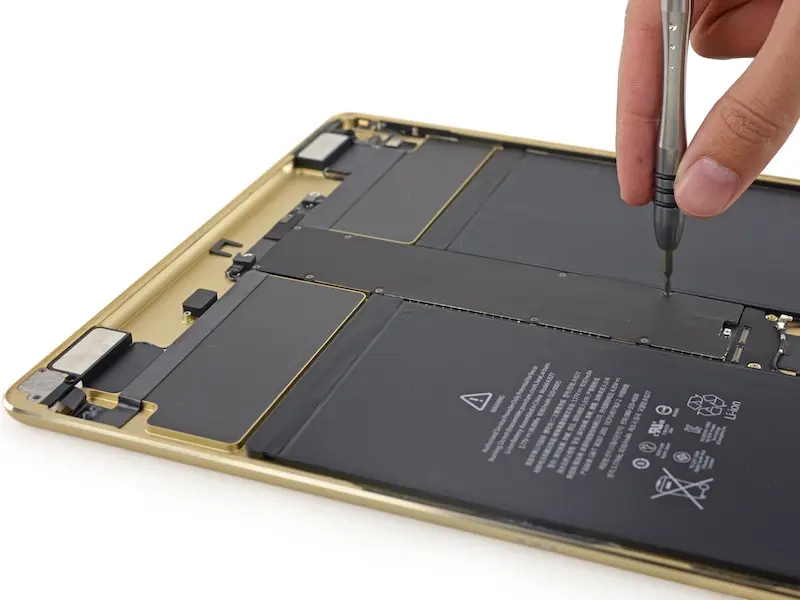 L'iPad Pro mis à nu : une batterie de 10307mAh limitée par les quatre haut-parleurs