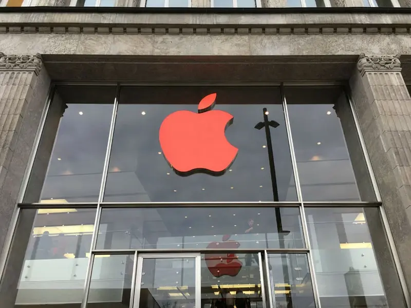 L'image du jour : une pomme rouge dans les Apple Store pour la lutte contre le SIDA