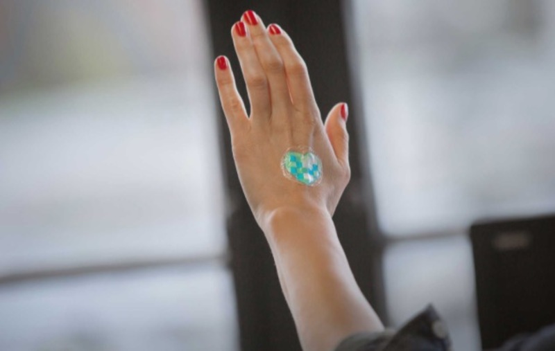 Illustration : La Roche-Posay présente un patch connecté pour prévenir le vieillissement de la peau