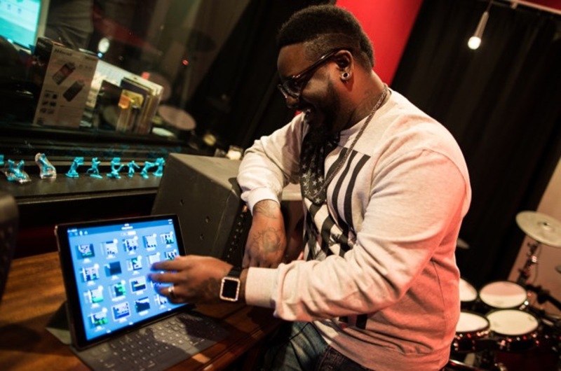 Illustration : Quand le rappeur T-Pain fait une démo de GarageBand avec son Apple Watch bling-bling