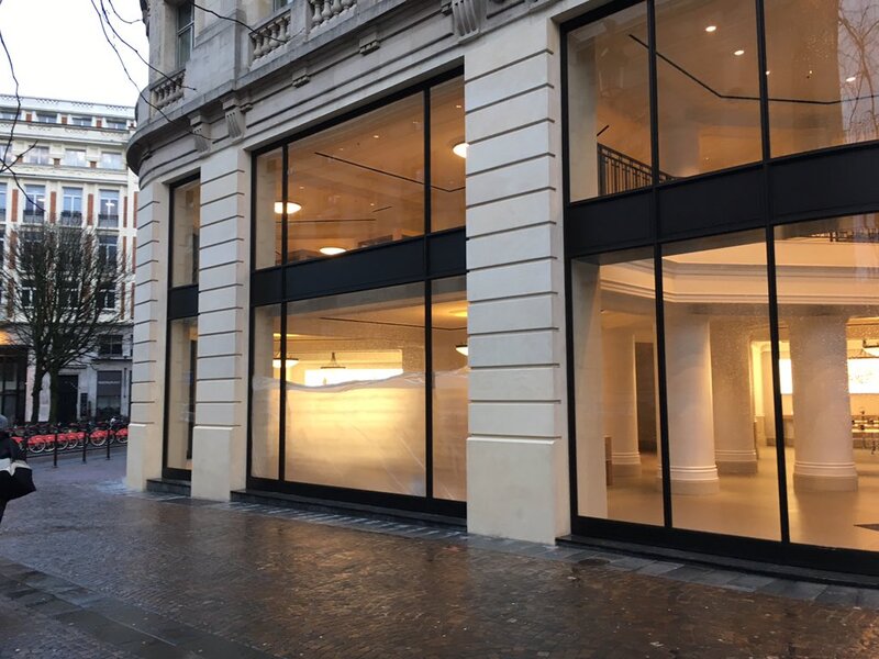 Illustration : L'image du soir : de petits travaux à l'Apple Store de Lille