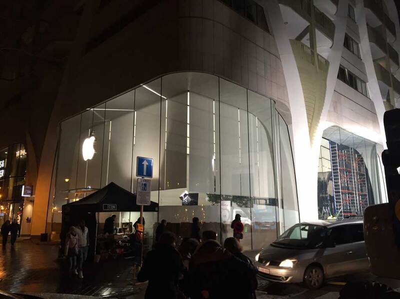 Illustration : L'image du soir : un tournage vidéo en cours à l'Apple Store de Bruxelles