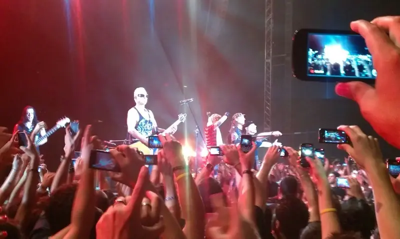 Les smartphones bientôt interdits de concert ? C'est déjà le cas pour Yeah Yeah Yeahs !