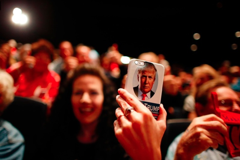 Illustration : Donald Trump fait campagne sur iPhone, mais appelle au boycott des produits d'Apple