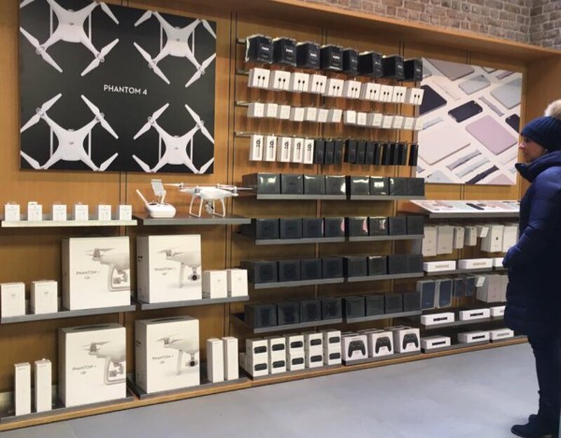 Illustration : Les nouveaux drones "Phantom 4" de DJI ont une place de choix dans les Apple Stores (photos)