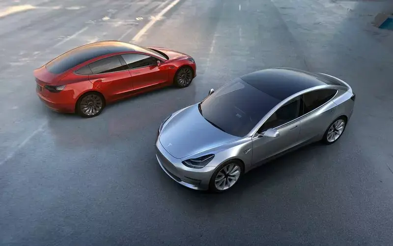 Tesla Model 3 : 350km d'autonomie, 35 000$ et 5 vraies places adultes