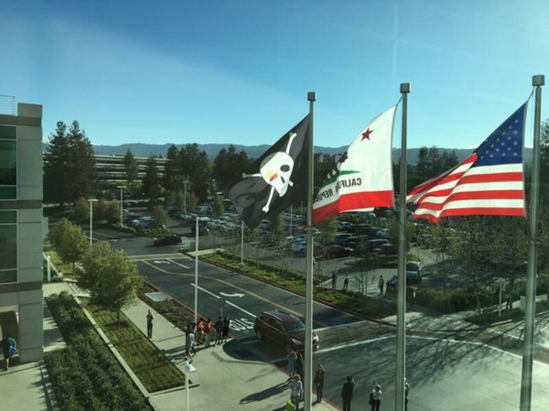 Illustration : Pour les 40 ans d'Apple, le drapeau pirate flotte devant le 1, Infinite Loop