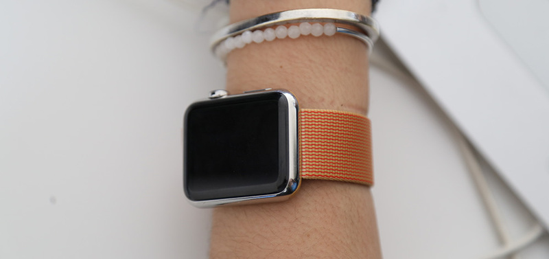 Illustration : Apple Watch : des photos des bracelets boucle classique rouge et Nylon tissé Or/Rouge