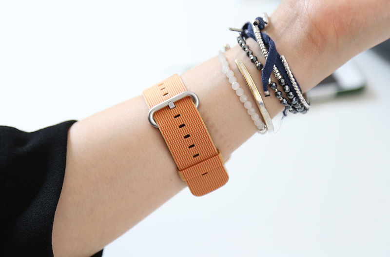 Illustration : Apple Watch : des photos des bracelets boucle classique rouge et Nylon tissé Or/Rouge