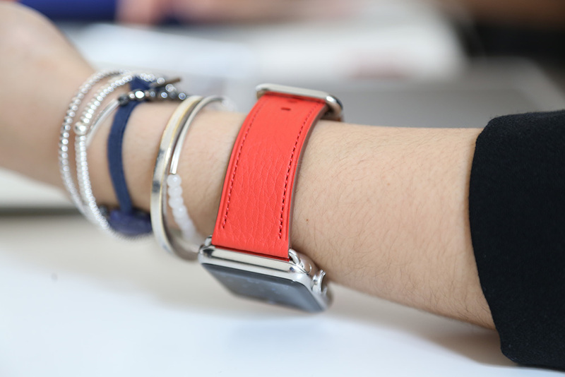 Illustration : Apple Watch : des photos des bracelets boucle classique rouge et Nylon tissé Or/Rouge
