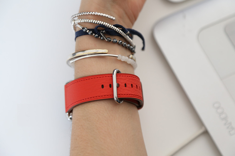 Illustration : Apple Watch : des photos des bracelets boucle classique rouge et Nylon tissé Or/Rouge